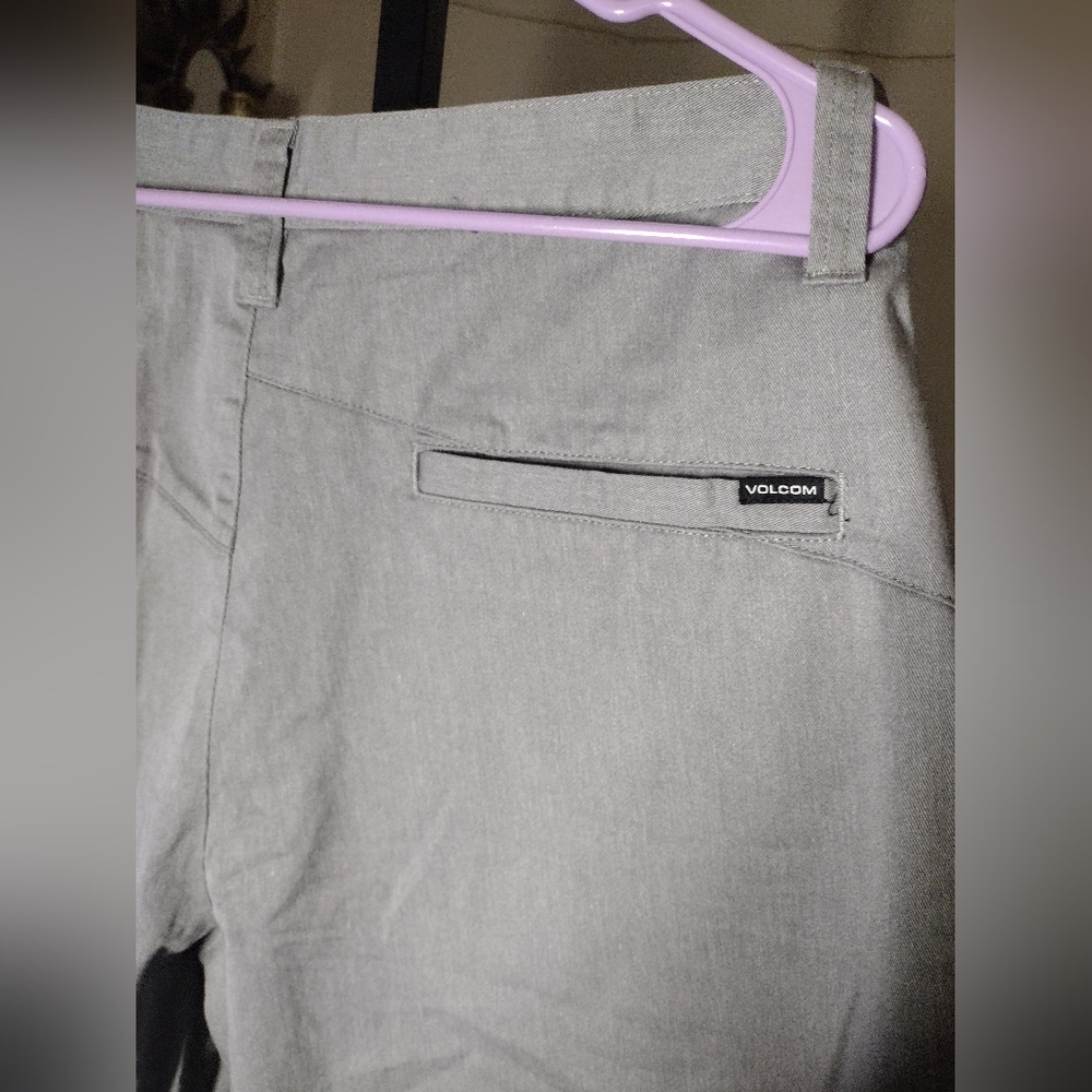 Volcom Men's Light Gray Flat Front Shorts Size 33 - Picture 3 of 3